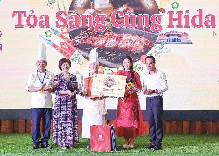 Phó Chủ tịch thường trực Hiệp hội Du lịch Việt Nam Cao Thị Ngọc Lan trao giải Nhất cho thí sinh Hoàng Văn Tùng